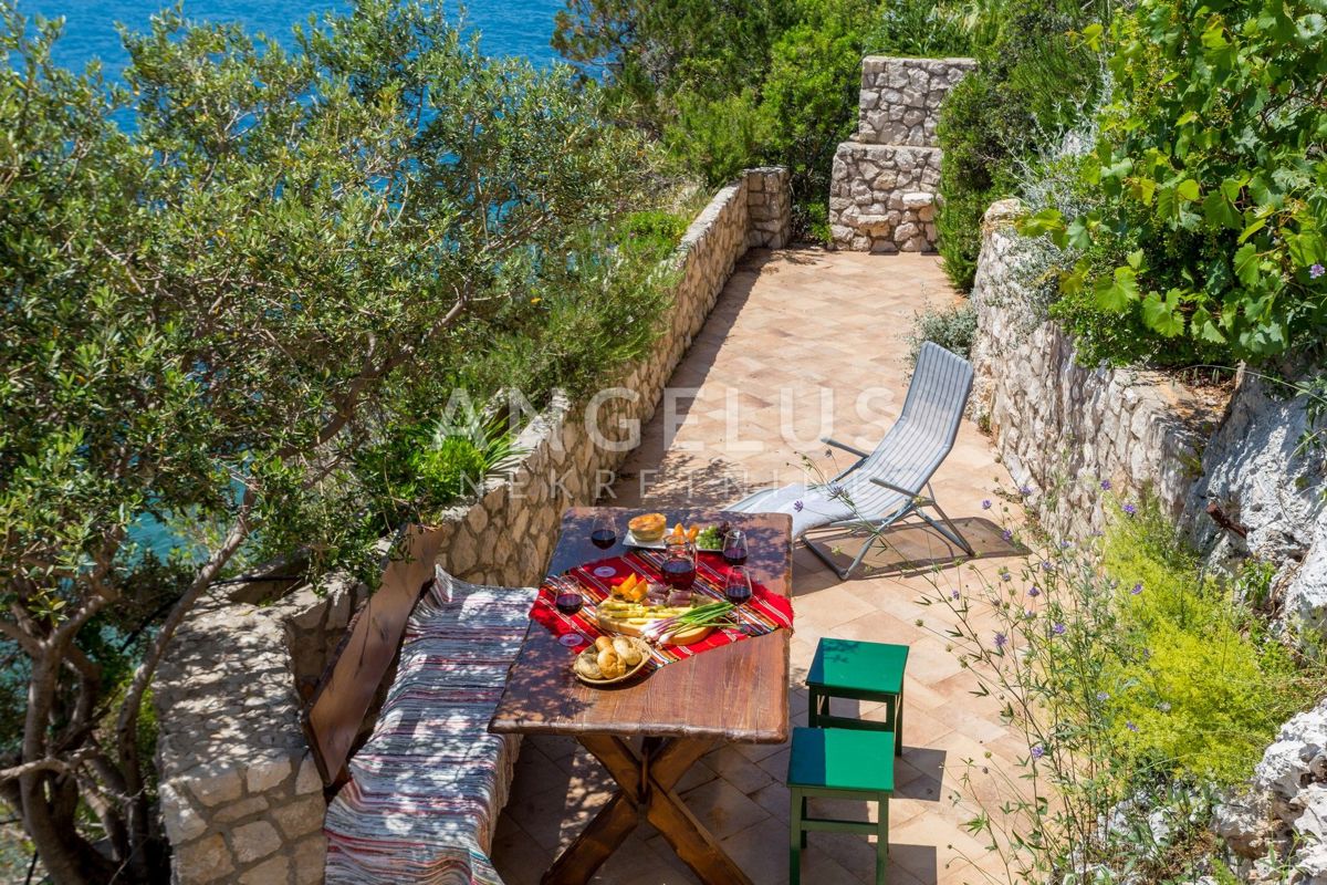Hrvaška, Dubrovniško primorje, parcela ob morju z dvema hišama - posebna lokacija - 214 m2