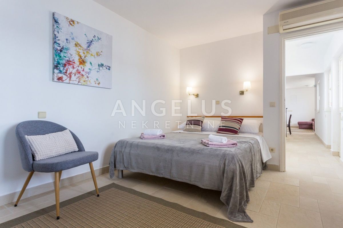 Hrvaška, Dubrovniško primorje, parcela ob morju z dvema hišama - posebna lokacija - 214 m2