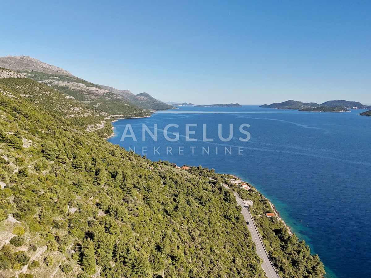 Hrvaška, Dubrovniško primorje, parcela ob morju z dvema hišama - posebna lokacija - 214 m2