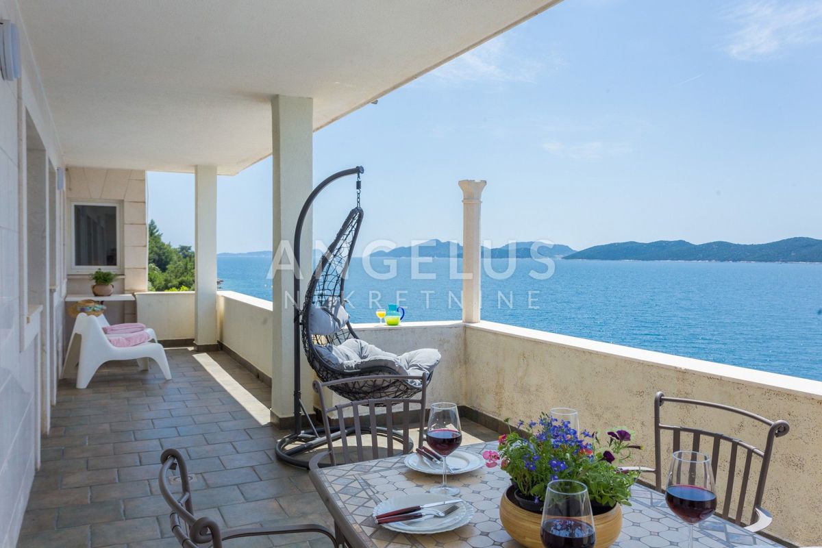 Hrvaška, Dubrovniško primorje, parcela ob morju z dvema hišama - posebna lokacija - 214 m2