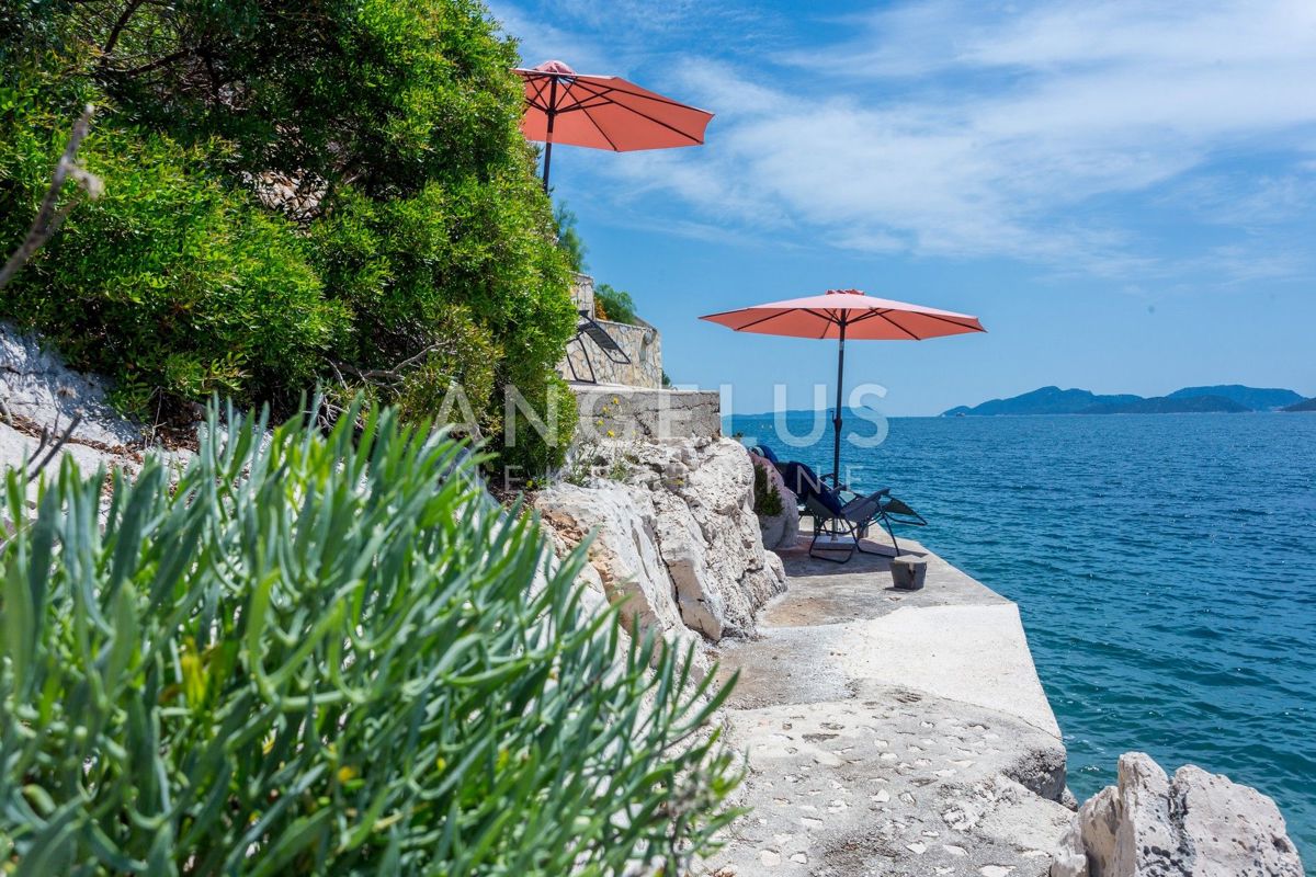 Hrvaška, Dubrovniško primorje, parcela ob morju z dvema hišama - posebna lokacija - 214 m2