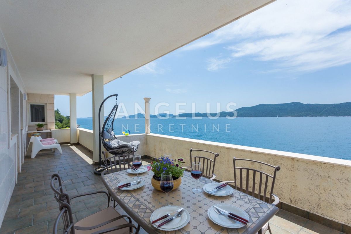 Hrvaška, Dubrovniško primorje, parcela ob morju z dvema hišama - posebna lokacija - 214 m2