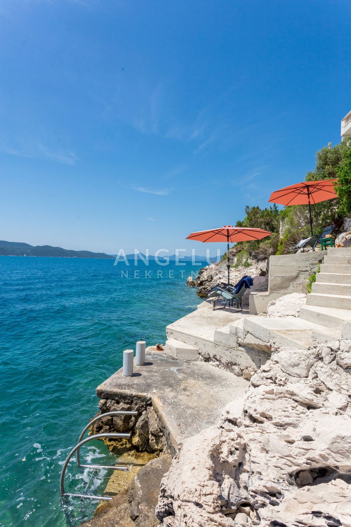 Hrvaška, Dubrovniško primorje, parcela ob morju z dvema hišama - posebna lokacija - 214 m2