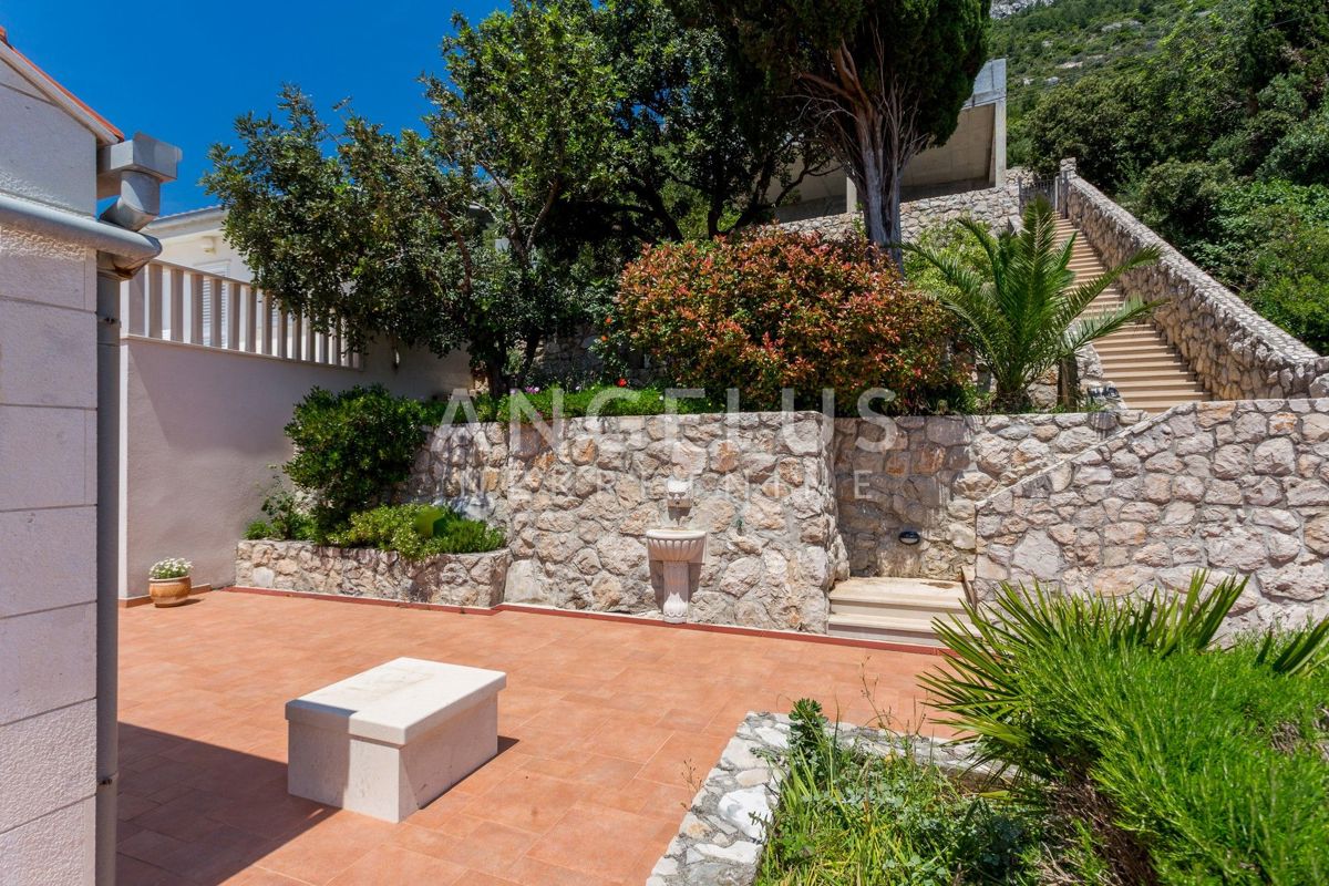 Hrvaška, Dubrovniško primorje, parcela ob morju z dvema hišama - posebna lokacija - 214 m2