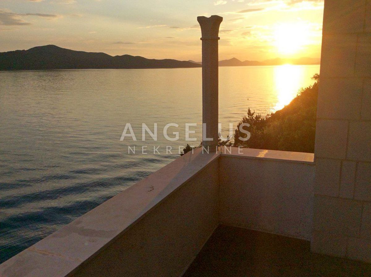 Hrvaška, Dubrovniško primorje, parcela ob morju z dvema hišama - posebna lokacija - 214 m2