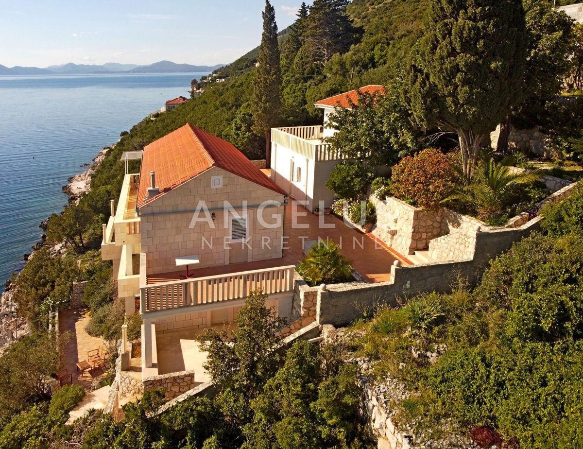 Hrvaška, Dubrovniško primorje, parcela ob morju z dvema hišama - posebna lokacija - 214 m2