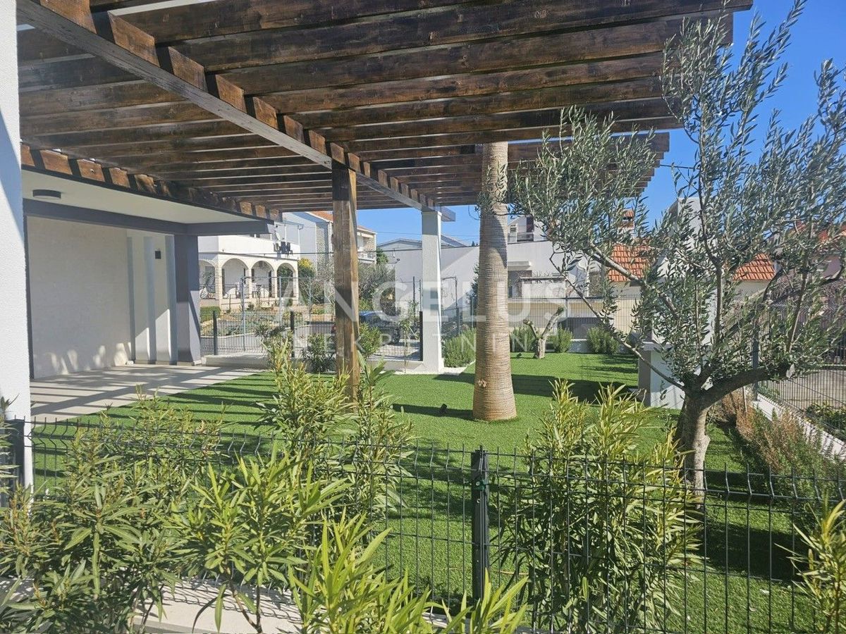 Hrvaška, Trogir - NOVOZGRADENA, samostojna hiša s čudovitim vrtom in razgledom