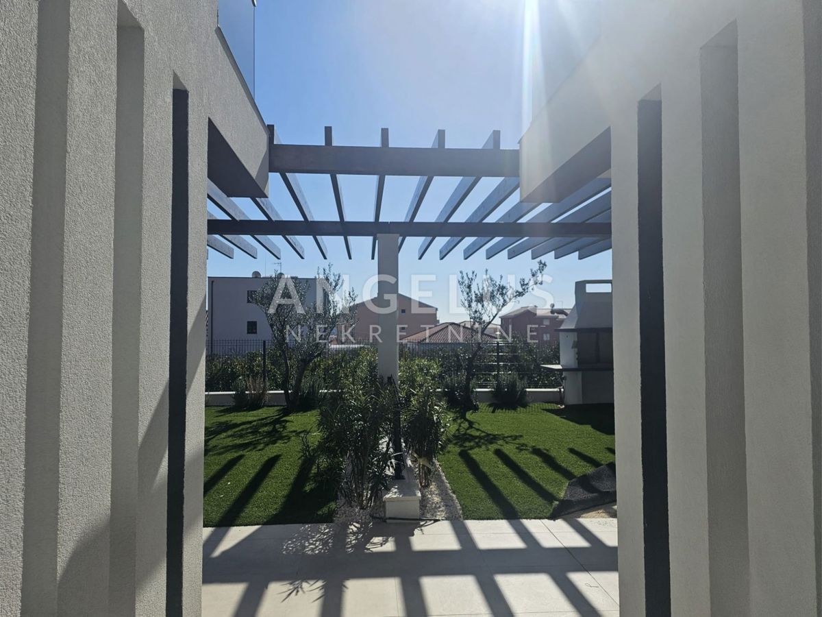 Hrvaška, Trogir - NOVOZGRADENA, samostojna hiša s čudovitim vrtom in razgledom