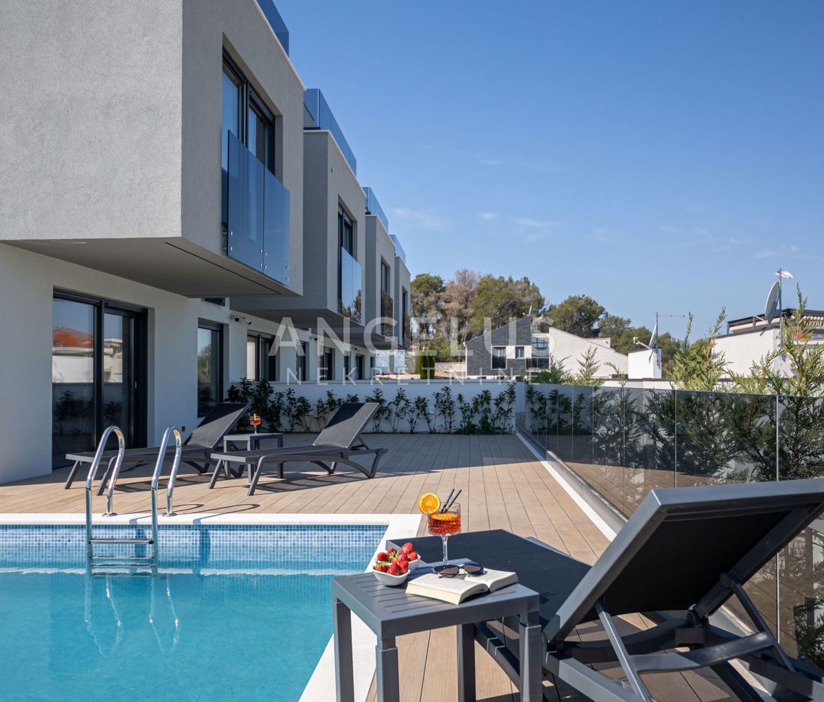 Hrvaška, Trogir, Čiovo - moderna vrstna VILA, z bazenom in čudovitim pogledom na morje, 282 m2 ​