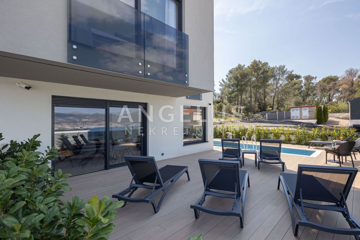 Hrvaška, Trogir, Čiovo - moderna vrstna VILA, z bazenom in čudovitim pogledom na morje, 282 m2 ​