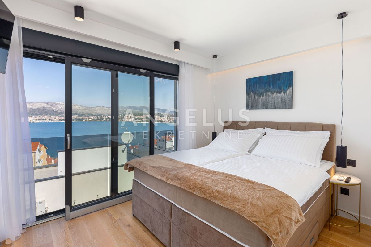 Hrvaška, Trogir, Čiovo - moderna vrstna VILA, z bazenom in čudovitim pogledom na morje, 282 m2 ​