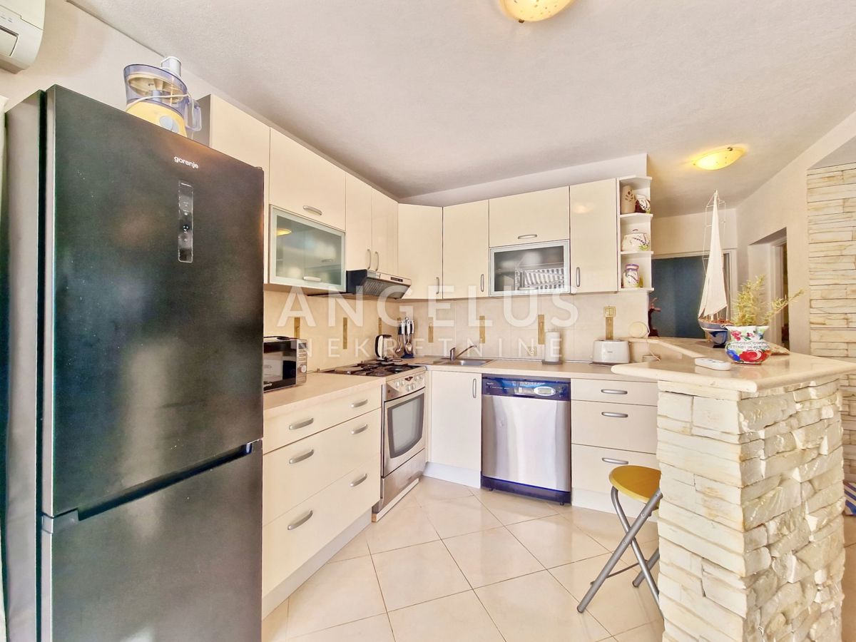 Hrvaška, Pelješac, Lovište – prostorno trisobno stanovanje v bližini plaže – 90 m2