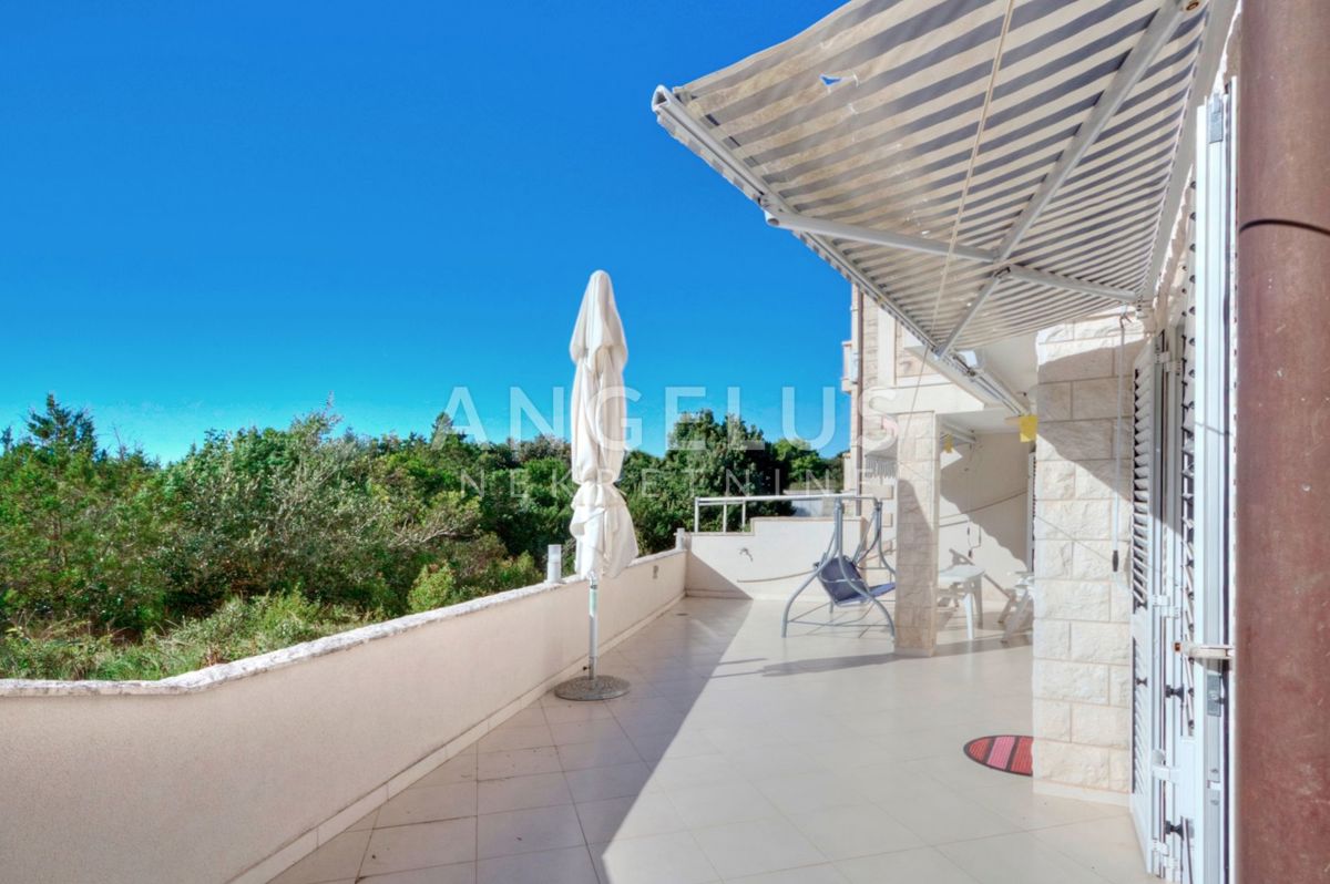 Hrvaška, Pelješac, Lovište – prostorno trisobno stanovanje v bližini plaže – 90 m2