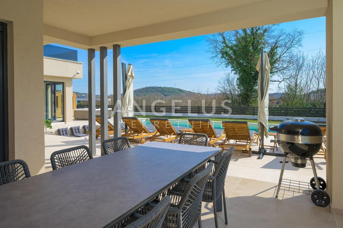 Istra, Rovinj - moderna vila z bazenom, 210m2, naprodaj!