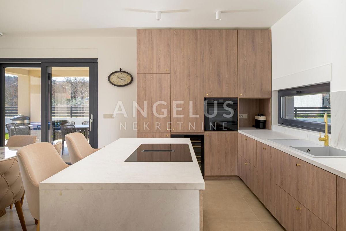 Istra, Rovinj - moderna vila z bazenom, 210m2, naprodaj!