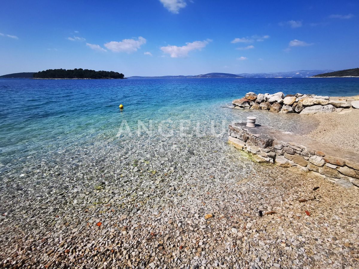 Šolta, Maslinica - hiša blizu morja in plaže, PRODAJA