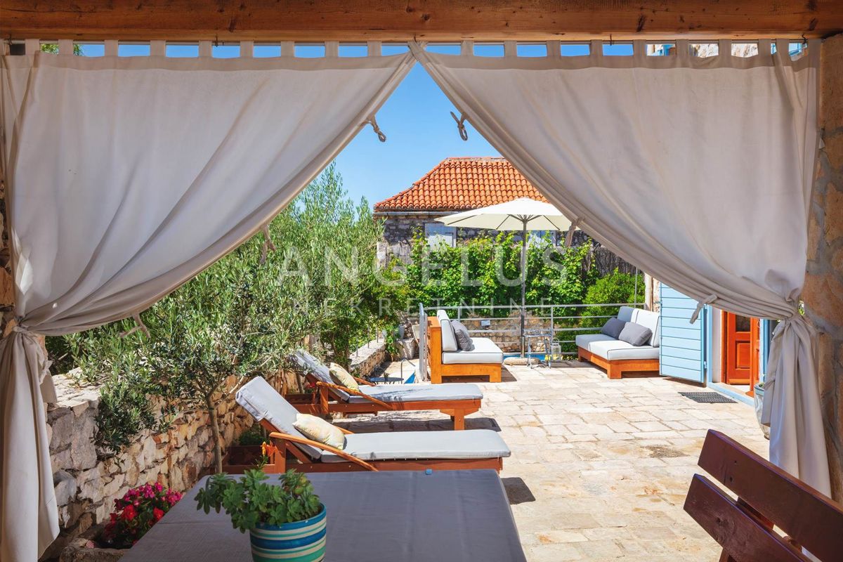 Brač, Milna - Kamnita hiša v starem mestnem jedru z bazenom, PRODAJA