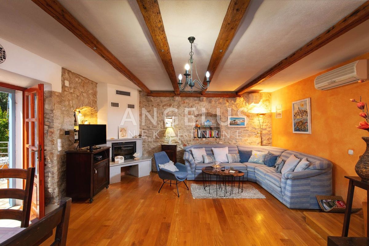 Brač, Milna - Kamnita hiša v starem mestnem jedru z bazenom, PRODAJA