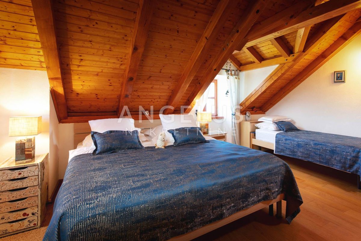 Brač, Milna - Kamnita hiša v starem mestnem jedru z bazenom, PRODAJA