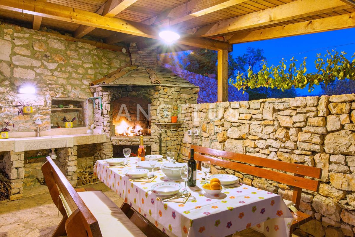 Brač, Milna - Kamnita hiša v starem mestnem jedru z bazenom, PRODAJA