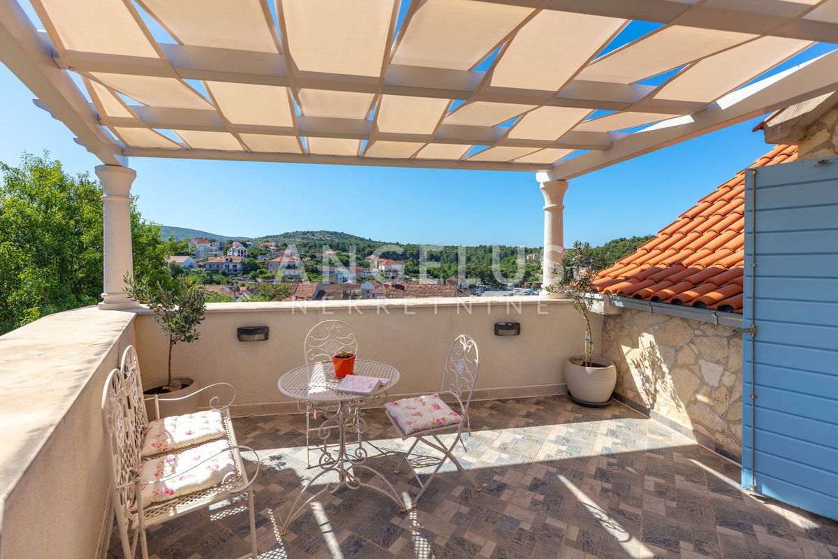 Brač, Milna - Kamnita hiša v starem mestnem jedru z bazenom, PRODAJA