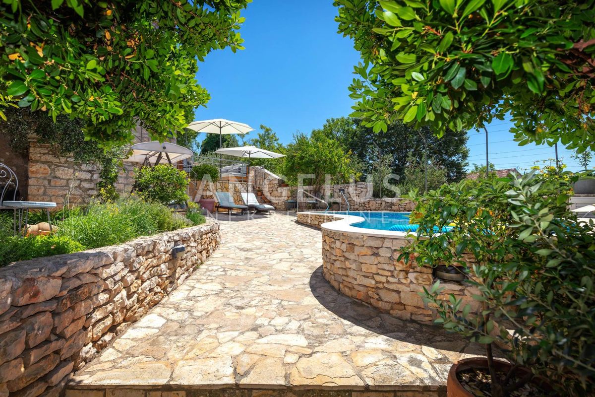 Brač, Milna - Kamnita hiša v starem mestnem jedru z bazenom, PRODAJA