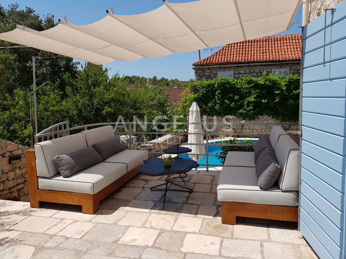 Brač, Milna - Kamnita hiša v starem mestnem jedru z bazenom, PRODAJA