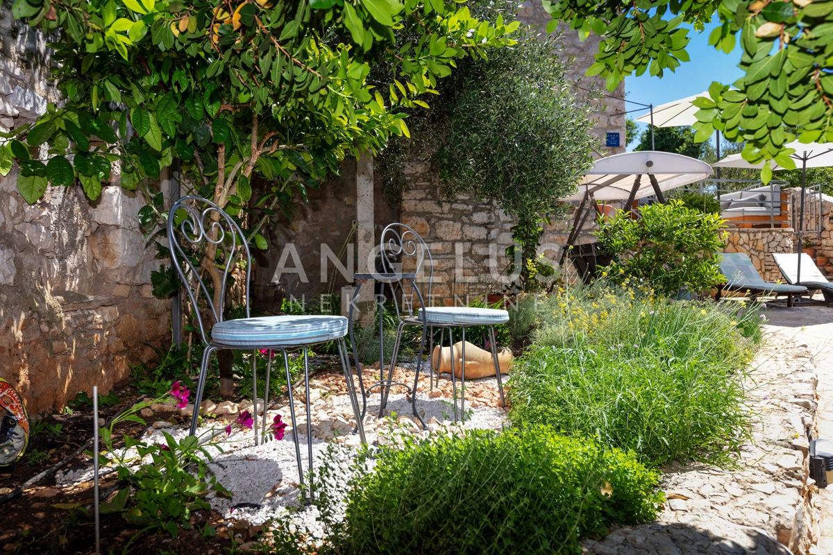 Brač, Milna - Kamnita hiša v starem mestnem jedru z bazenom, PRODAJA