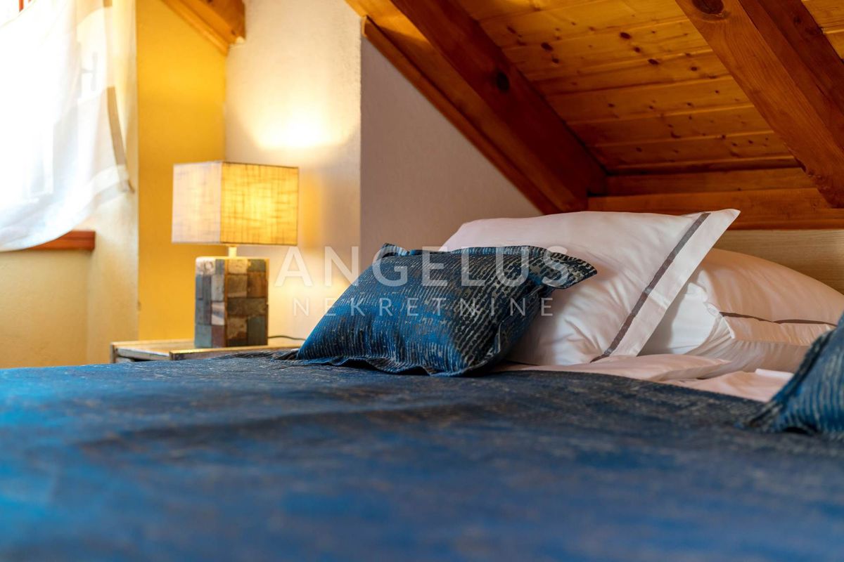 Brač, Milna - Kamnita hiša v starem mestnem jedru z bazenom, PRODAJA