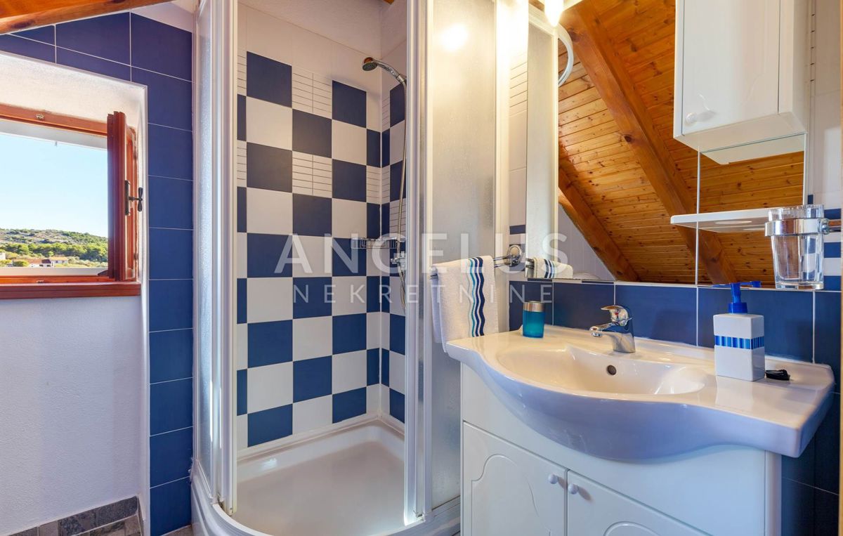 Brač, Milna - Kamnita hiša v starem mestnem jedru z bazenom, PRODAJA