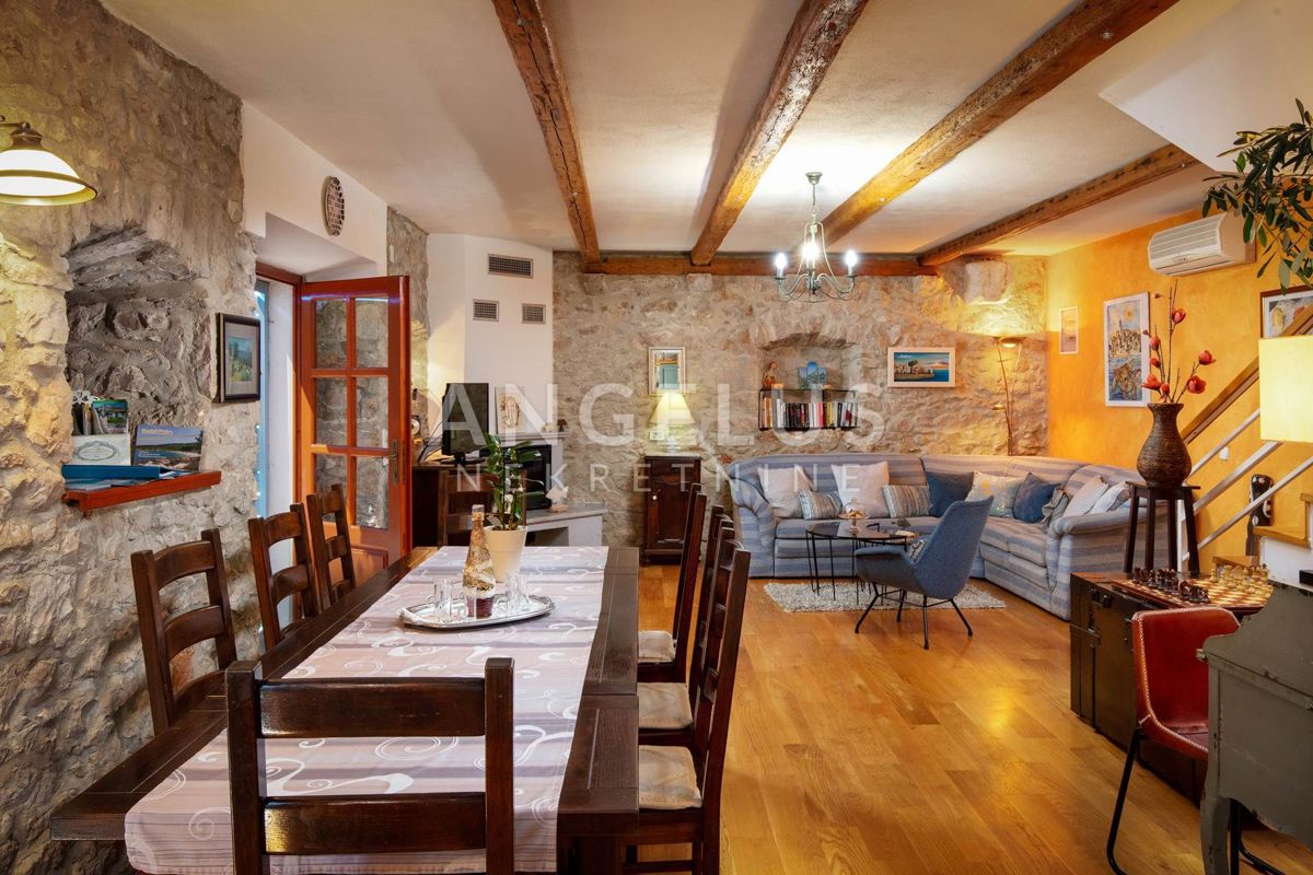 Brač, Milna - Kamnita hiša v starem mestnem jedru z bazenom, PRODAJA