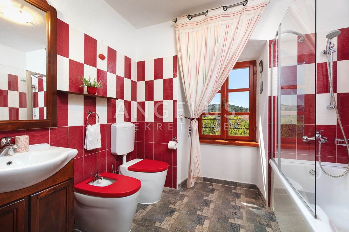 Brač, Milna - Kamnita hiša v starem mestnem jedru z bazenom, PRODAJA