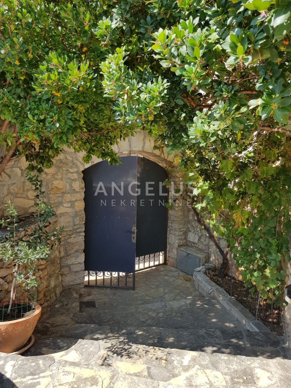 Brač, Milna - Kamnita hiša v starem mestnem jedru z bazenom, PRODAJA