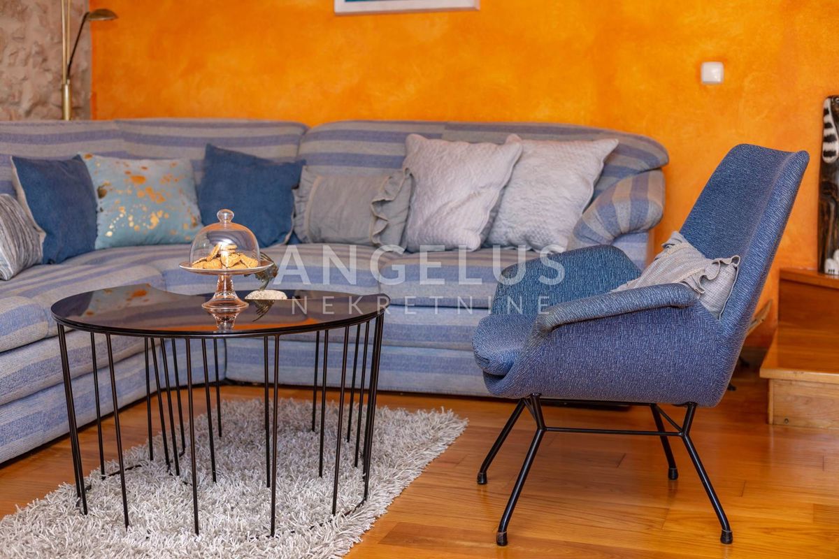 Brač, Milna - Kamnita hiša v starem mestnem jedru z bazenom, PRODAJA