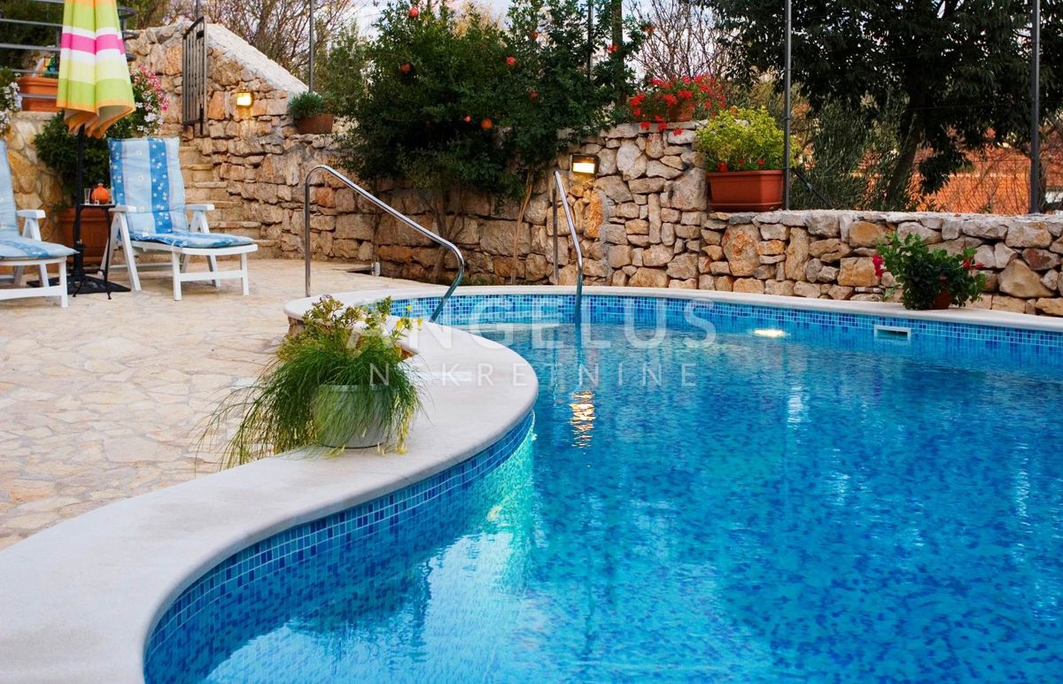 Brač, Milna - Kamnita hiša v starem mestnem jedru z bazenom, PRODAJA