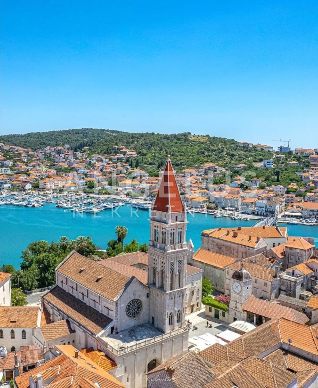 Trogir - stara kamnita hiša ob morju za obnovo