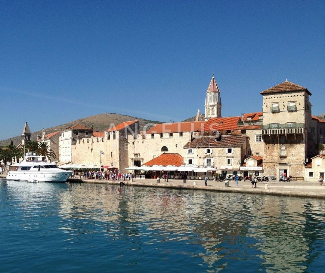 Trogir - stara kamnita hiša ob morju za obnovo
