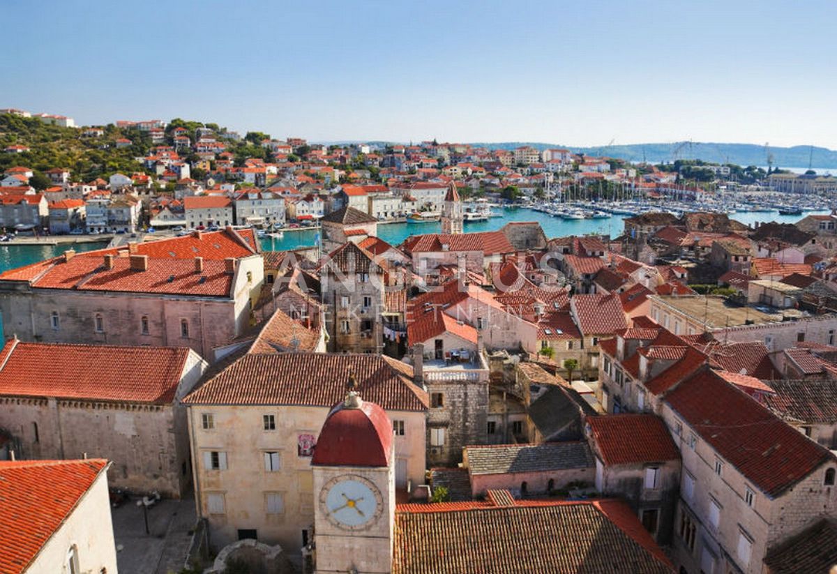 Trogir - stara kamnita hiša ob morju za obnovo