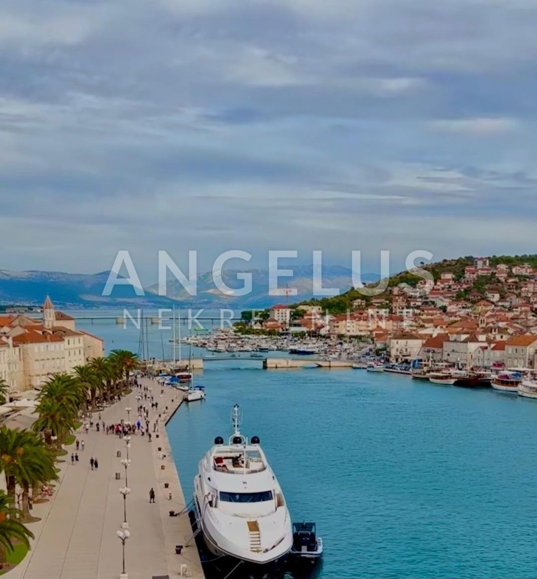 Trogir - stara kamnita hiša ob morju za obnovo