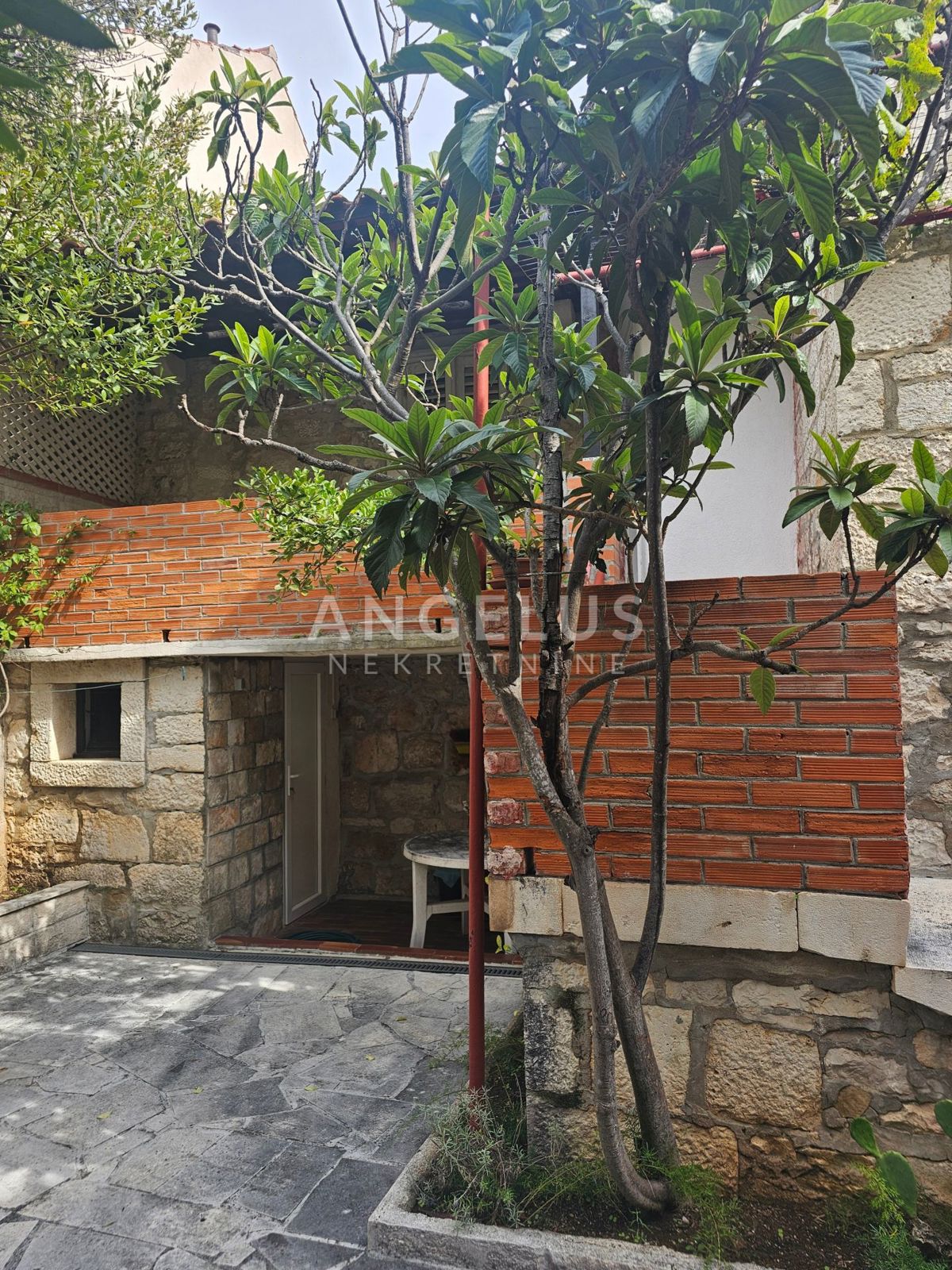 Brač, Sutivan - kamnita hiša, 1. red ob morju