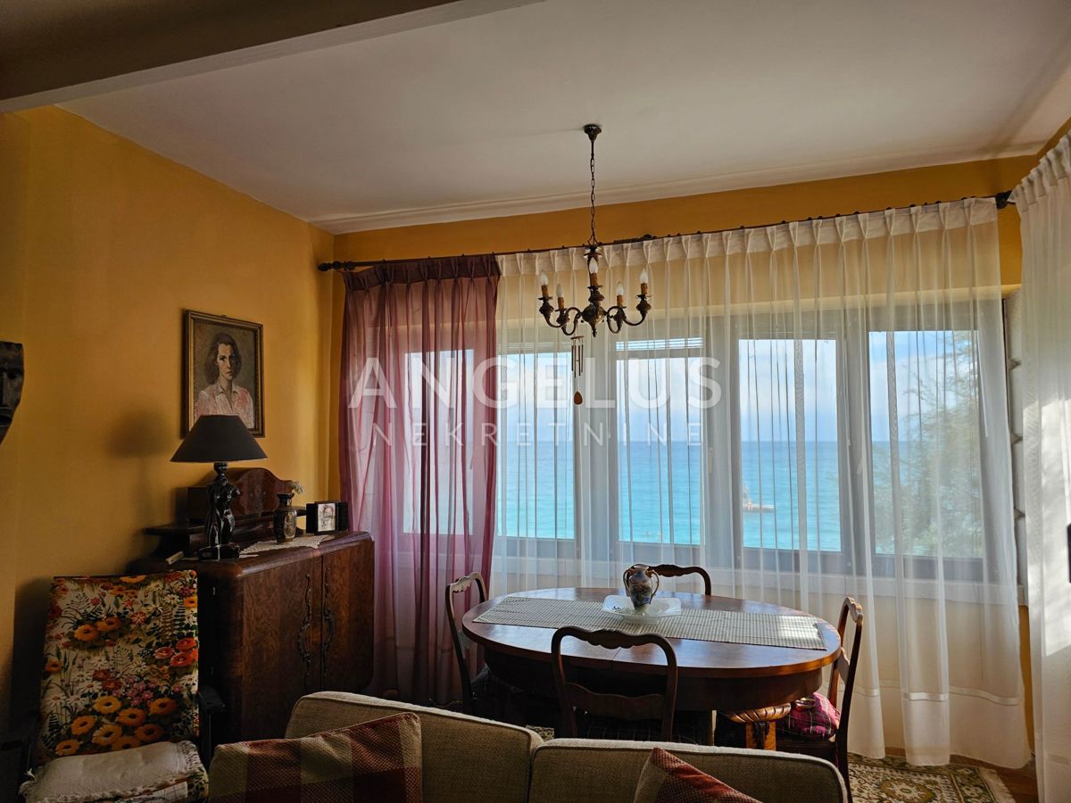 Brač, Sutivan - kamnita hiša, 1. red ob morju