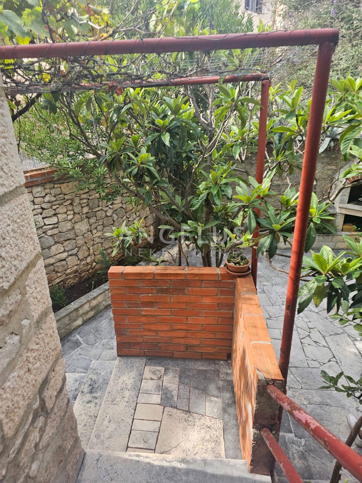 Brač, Sutivan - kamnita hiša, 1. red ob morju