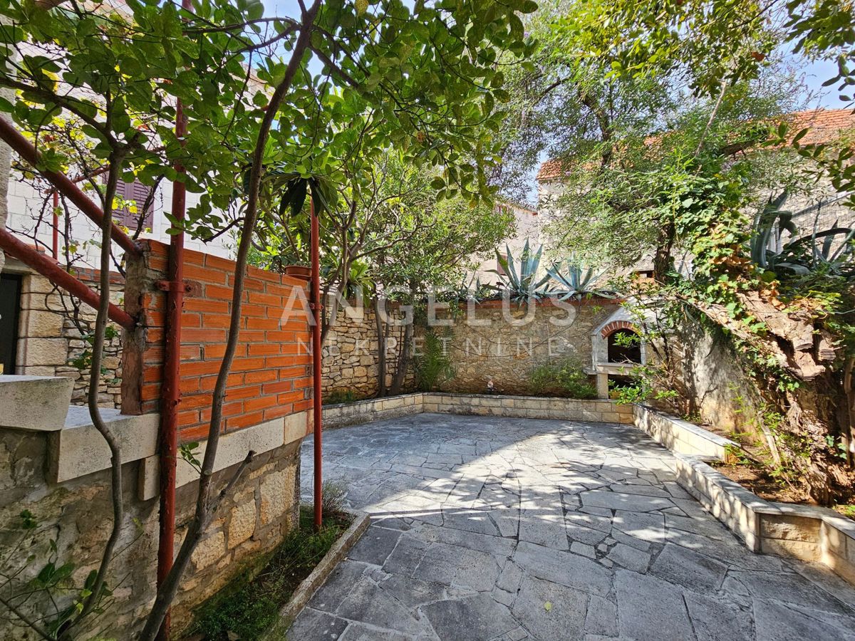 Brač, Sutivan - kamnita hiša, 1. red ob morju
