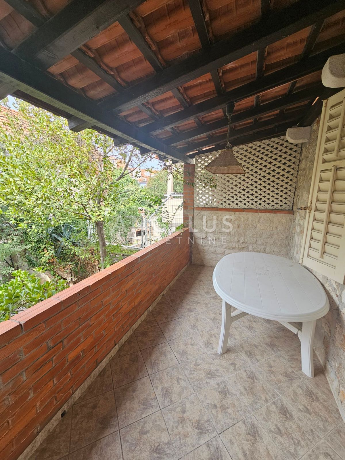 Brač, Sutivan - kamnita hiša, 1. red ob morju