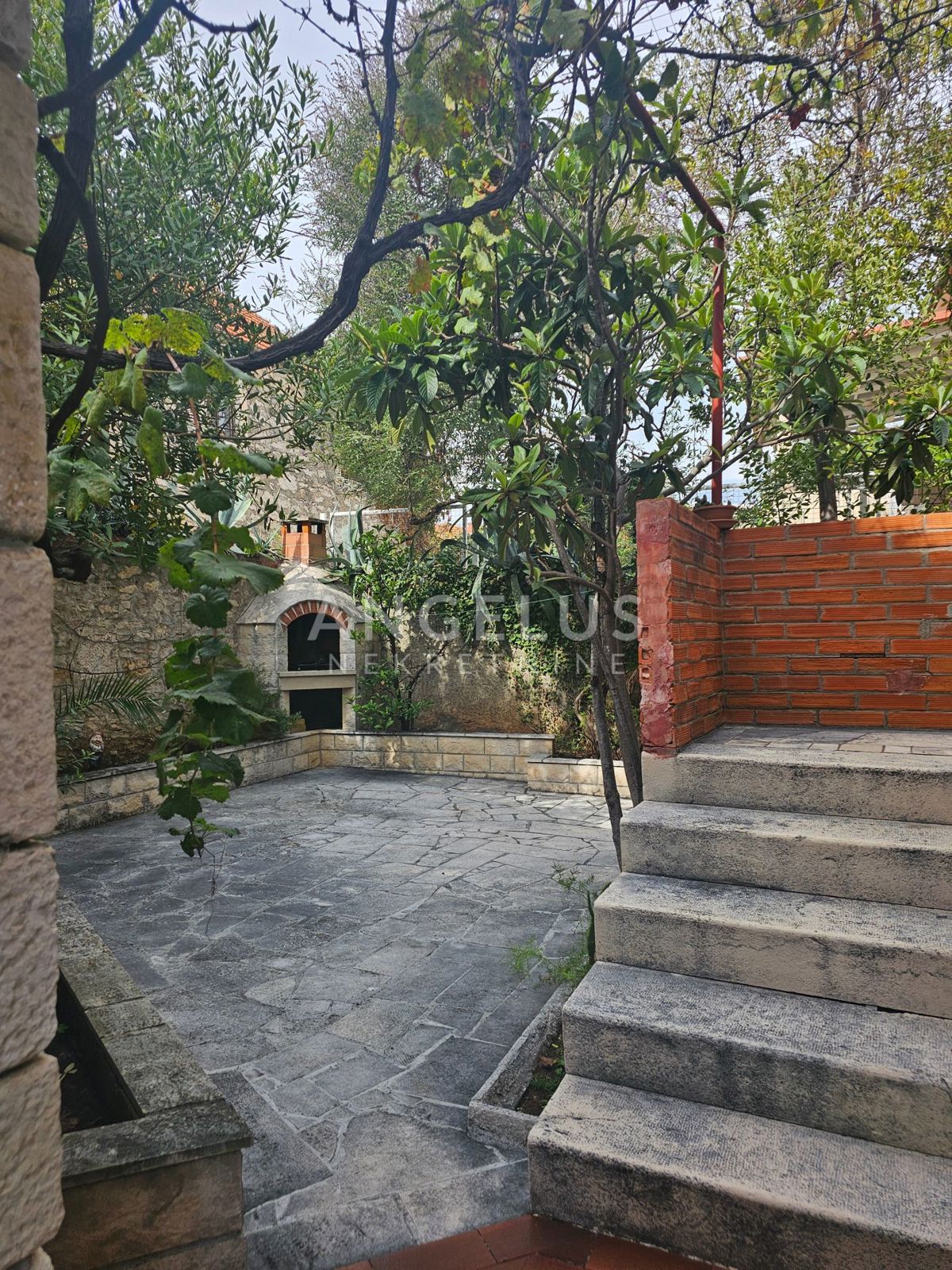 Brač, Sutivan - kamnita hiša, 1. red ob morju