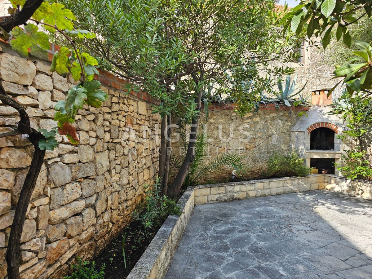 Brač, Sutivan - kamnita hiša, 1. red ob morju