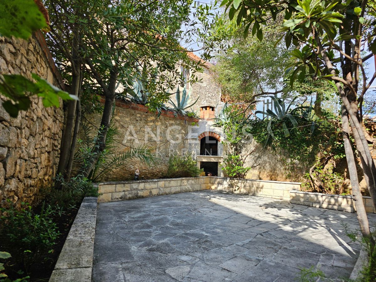 Brač, Sutivan - kamnita hiša, 1. red ob morju