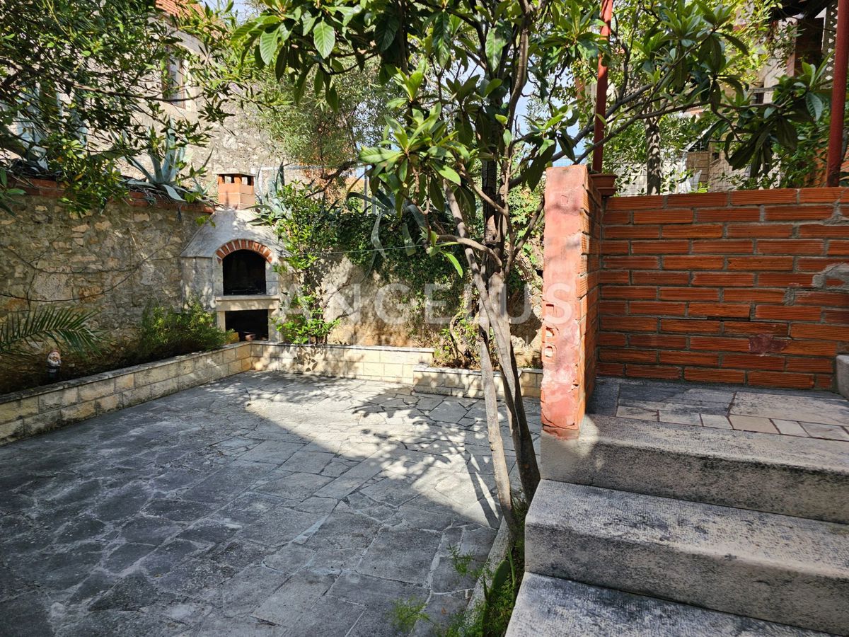 Brač, Sutivan - kamnita hiša, 1. red ob morju