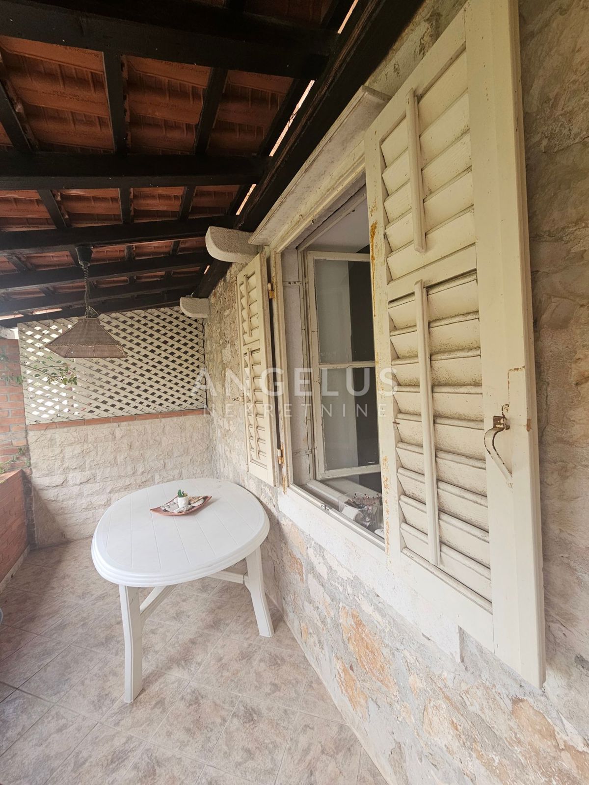 Brač, Sutivan - kamnita hiša, 1. red ob morju