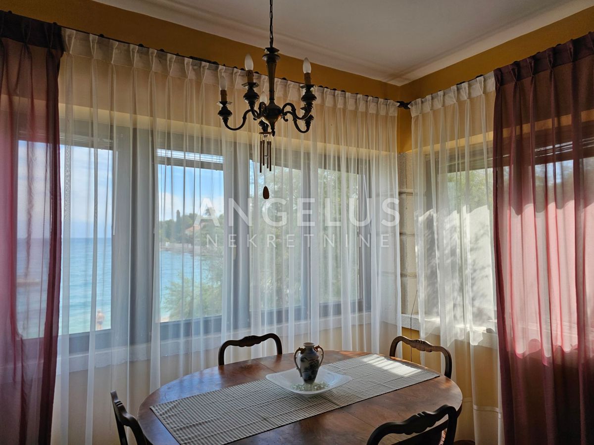 Brač, Sutivan - kamnita hiša, 1. red ob morju